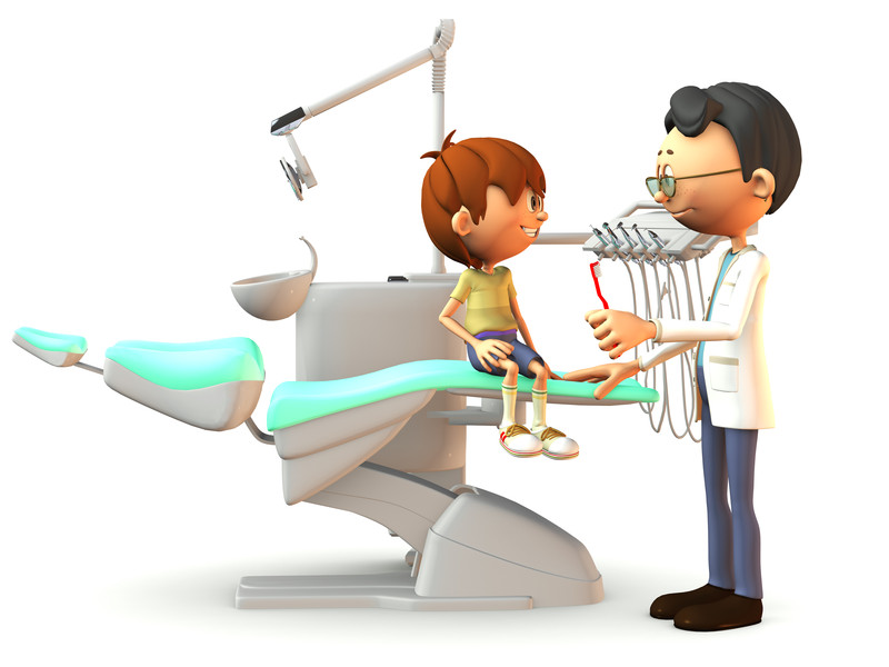 Ein Kind sitzt auf einem zahnärztlichen Behandlungstuhl. Ein Zahnarzt erklärt ihm, wie er mit seiner Zahnbürste seine Zähne putzen kann.