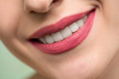 Lächelnder Frauenmund mit schönen Zähnen